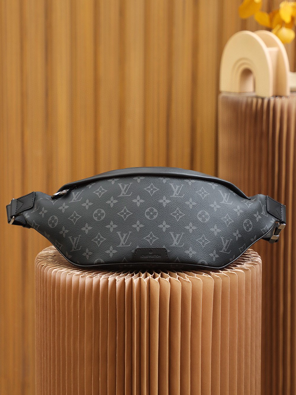 Louis Vuitton Discovery Bumbag PM Monogram Eclipse Canvas For Men, Men's Bags, Belt Bags 17.3in/44cm LV M46035 - Crozus